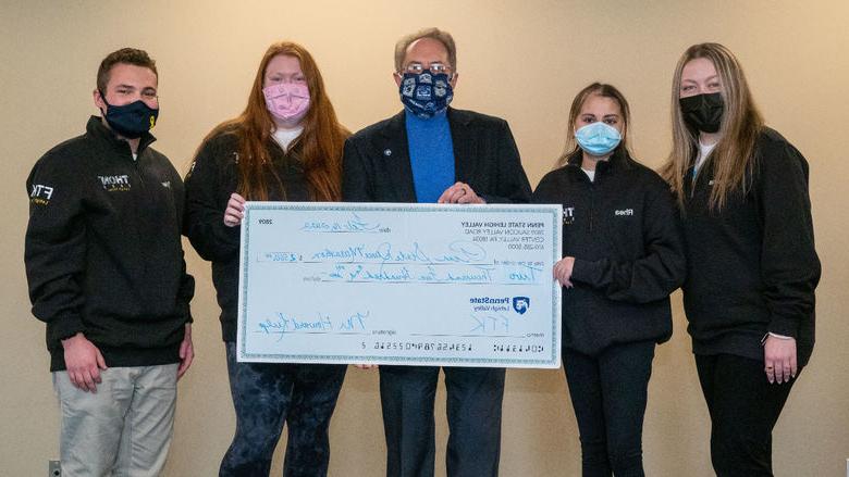 PSU-LV 索恩 Dancers present check to donor Howard Kulp 