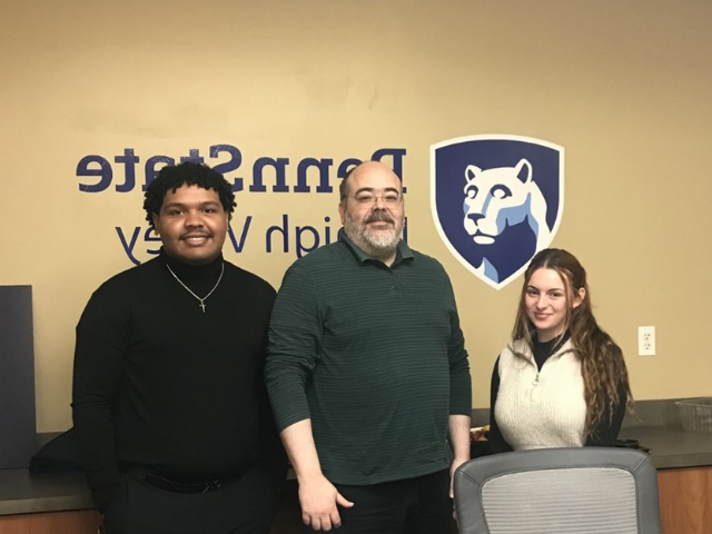 PSU-LV students Gianna Gomes and 费尔南多·加顿·比多 with Dr. Anibal托雷斯